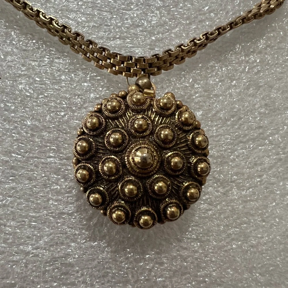 Lisner Rare Gold plated Locket Necklace Antique design in both sides - Picture 4 of 14